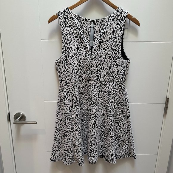 White Flower Embossed Dress - Picture 2 of 4